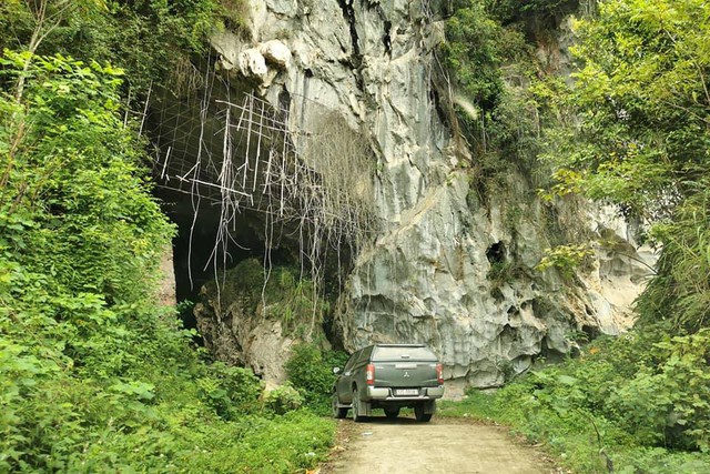 Hang động trong núi ở nơi cách Hà Nội hơn 100km, du khách nhận xét tới đây &quot;ngỡ như đi xuống địa ngục&quot; - Ảnh 1.