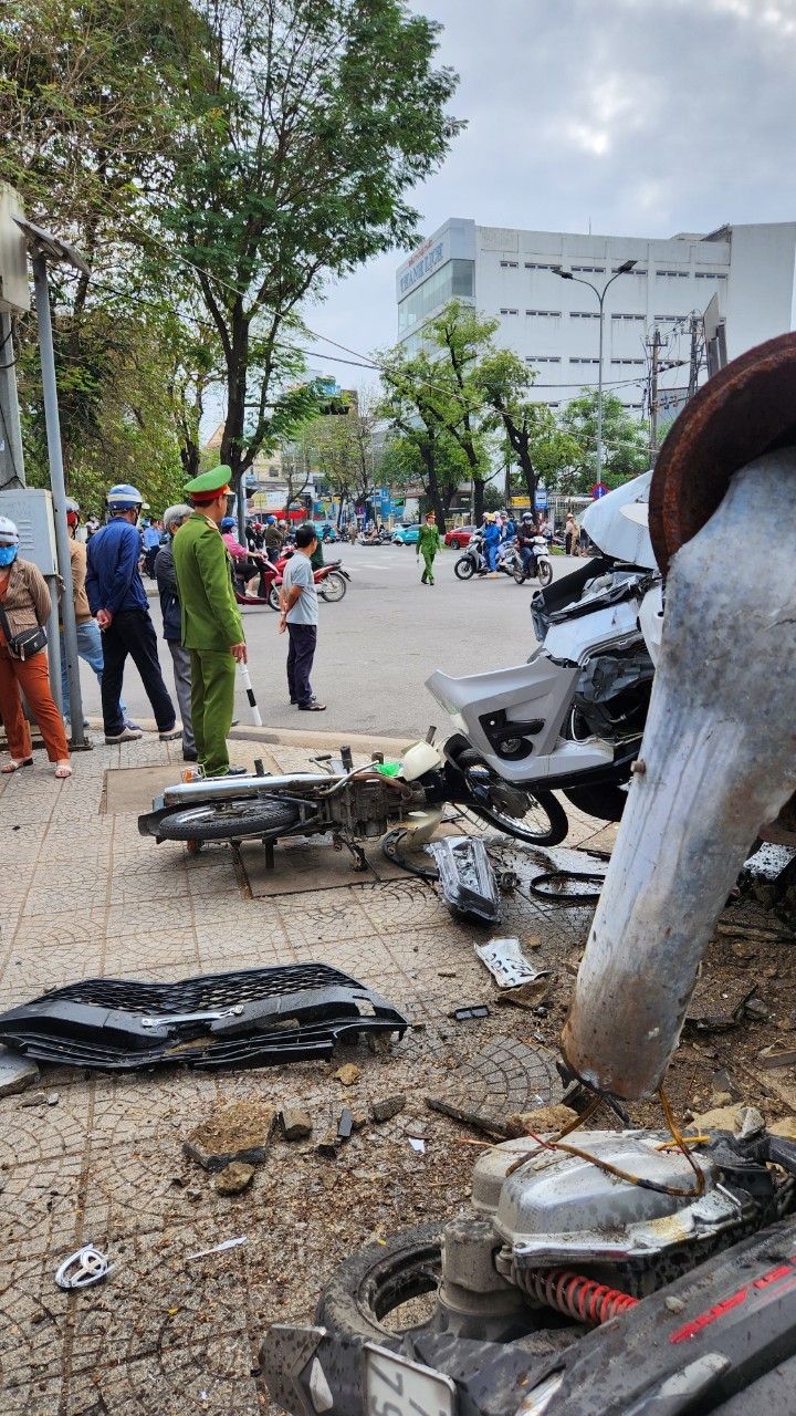 Hiện trường ô tô &quot;điên&quot; tông bay loạt xe máy, ô tô giữa trung tâm thành phố Huế - Ảnh 7.