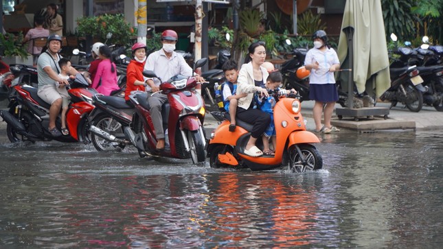 Triều cường kết hợp gió mùa Đông Bắc hoạt động mạnh, nguy cơ ngập úng ở TPHCM cuối tuần - Ảnh 1.