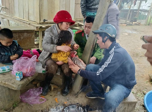 Bé gái 2 tuổi sống sót thần kỳ sau hơn 1 ngày đêm mất tích trong rừng- Ảnh 1. Bé gái 2 tuổi sống sót thần kỳ sau hơn 1 ngày đêm mất tích trong rừng- Ảnh 1.
