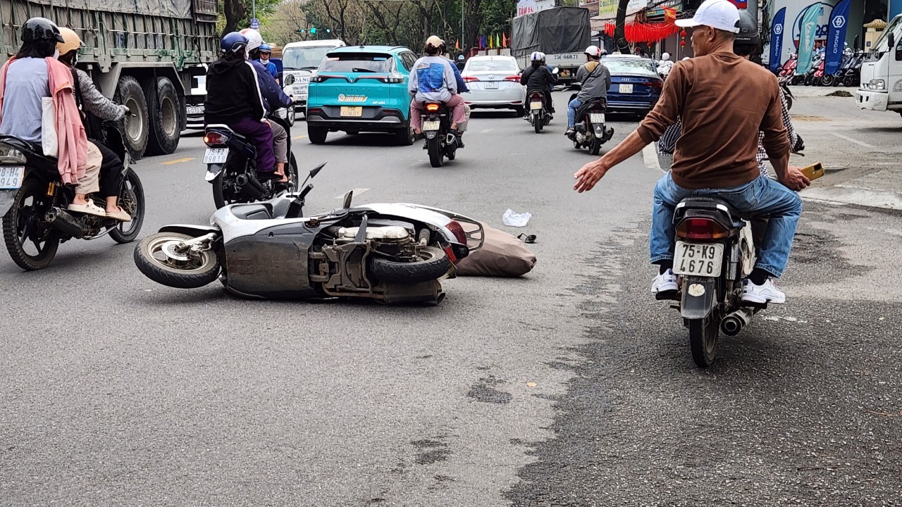 Hiện trường ô tô &quot;điên&quot; tông bay loạt xe máy, ô tô giữa trung tâm thành phố Huế - Ảnh 1.