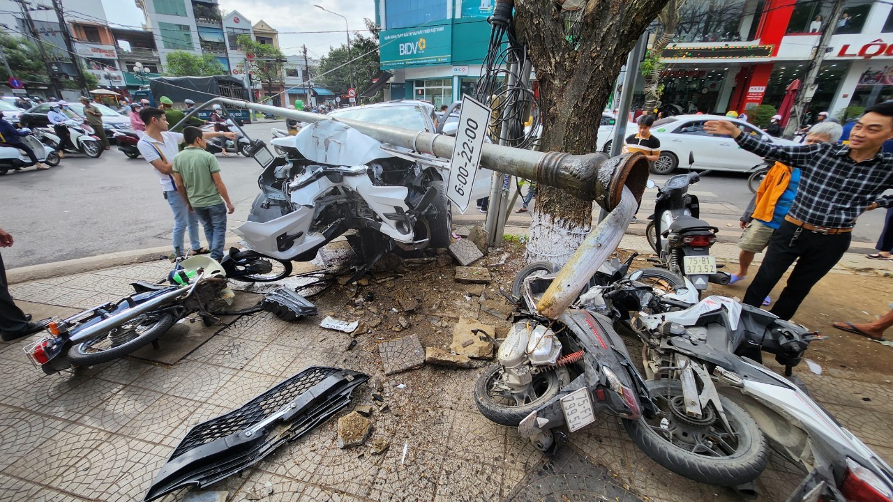 Hiện trường ô tô &quot;điên&quot; tông bay loạt xe máy, ô tô giữa trung tâm thành phố Huế - Ảnh 5.