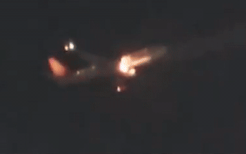 Máy bay Hàn Quốc chở 122 người đột ngột tóe lửa rồi bốc cháy khi chuẩn bị hạ cánh, video ghi lại cảnh tượng hiện trường gây sốc