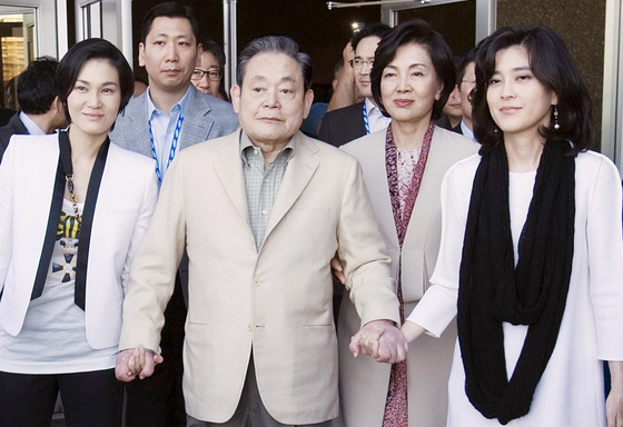 Các thành viên gia tộc Samsung cùng bán lại 29,8 triệu cổ phiếu tập đoàn, chuyện gì đã xảy ra với gia tộc giàu nhất Hàn Quốc? - Ảnh 1.