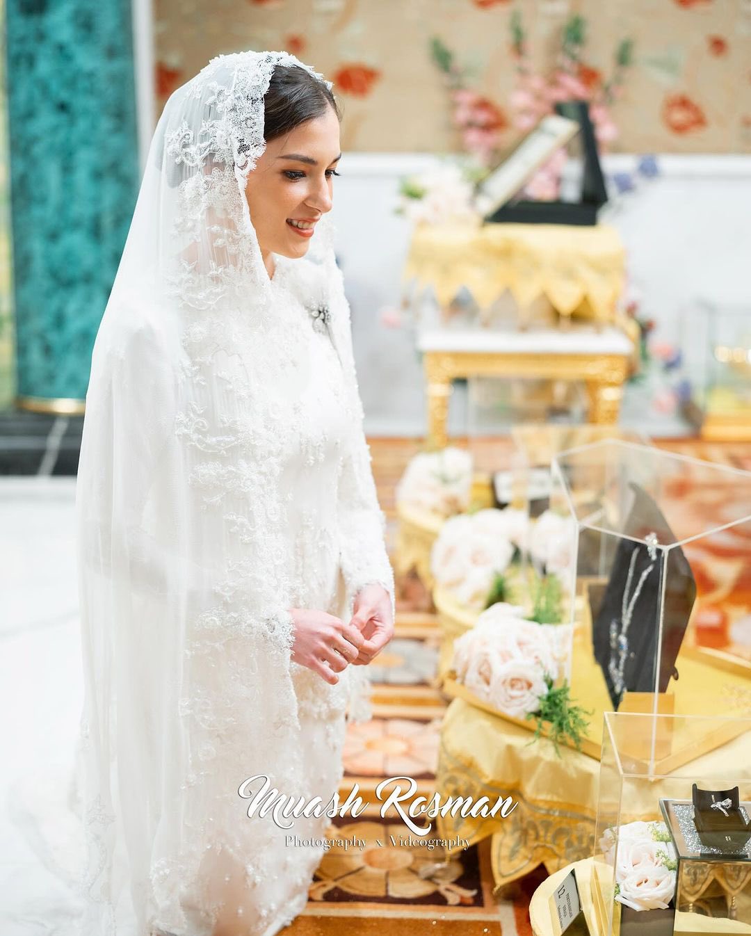 Cô dâu của Hoàng tử Brunei rạng rỡ trong loạt váy cưới hoàng gia, bùng nổ visual với khoảnh khắc mở voan che- Ảnh 5.