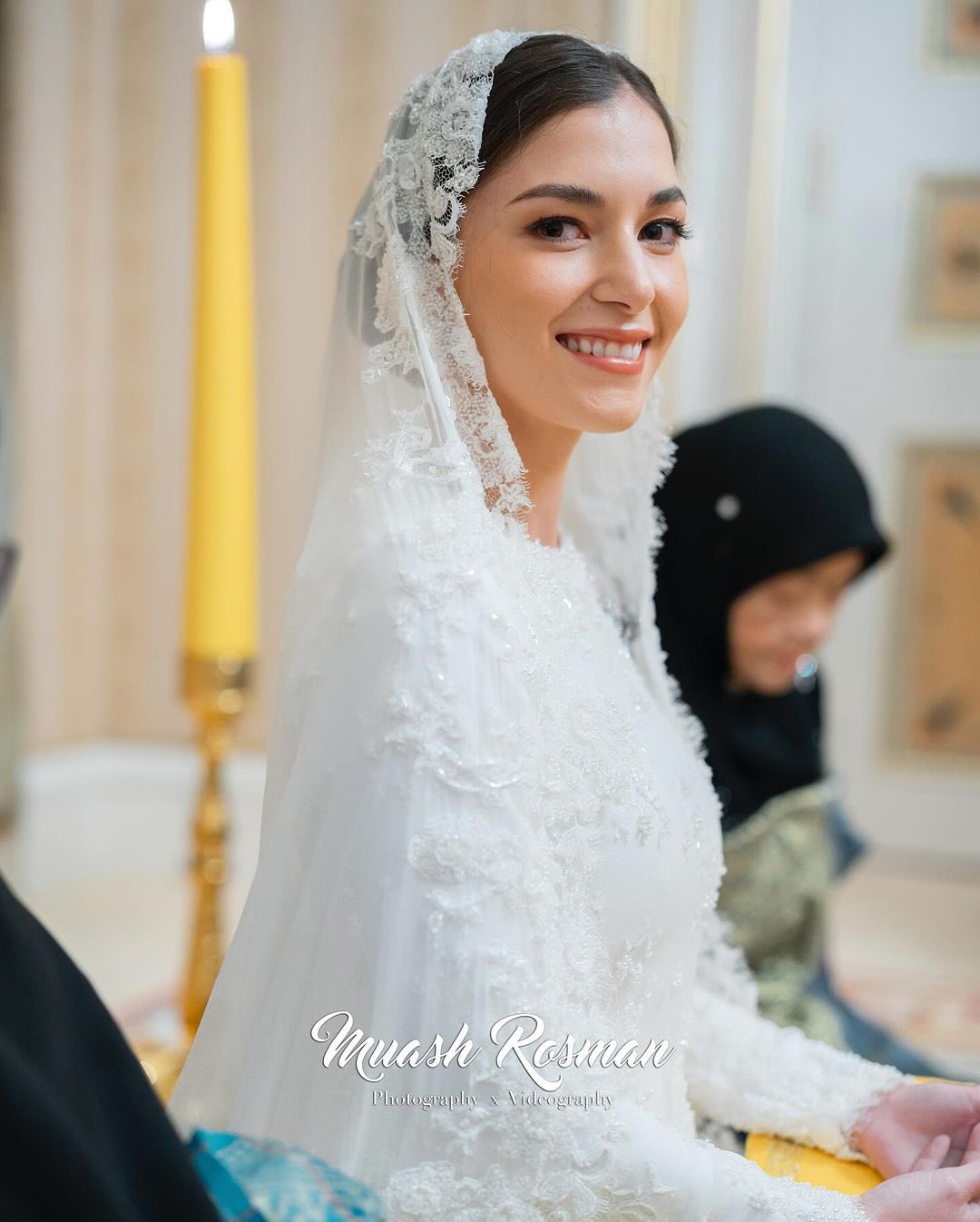 Cô dâu của Hoàng tử Brunei rạng rỡ trong loạt váy cưới hoàng gia, bùng nổ visual với khoảnh khắc mở voan che- Ảnh 4.