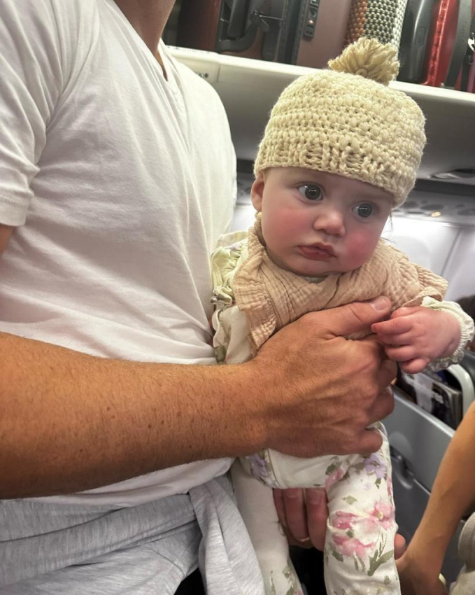 Trố mắt nhìn người phụ nữ đan len thoăn thoắt trên chuyến bay, bé gái 5 tháng tuổi nhận cái kết &quot;cưng xỉu&quot; khiến tất cả hành khách ngỡ ngàng - Ảnh 5.