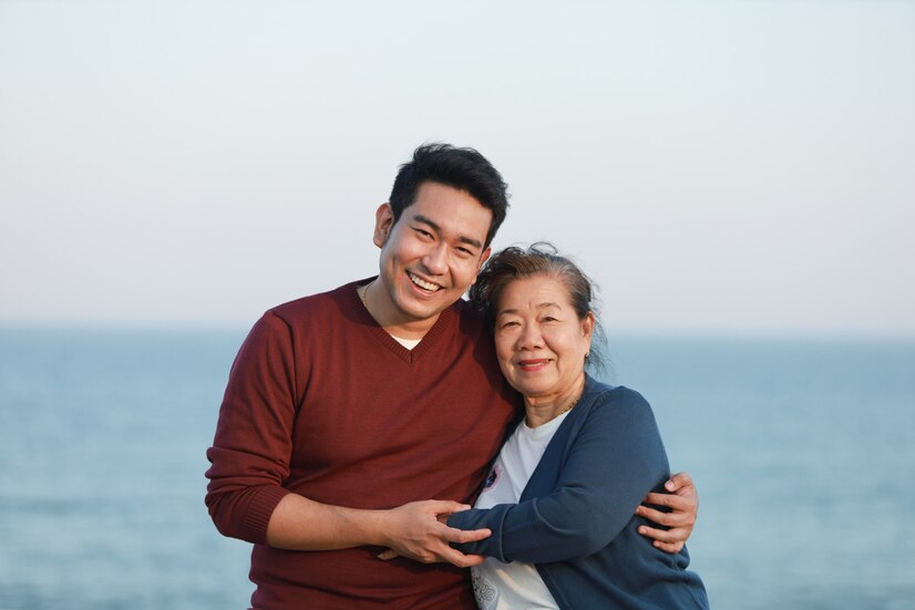 portrait-asian-senior-mother-young-man-son-smile-happy-face1286-3507-1705036638188581801781-1705049451430-1705049451716674180482.jpg