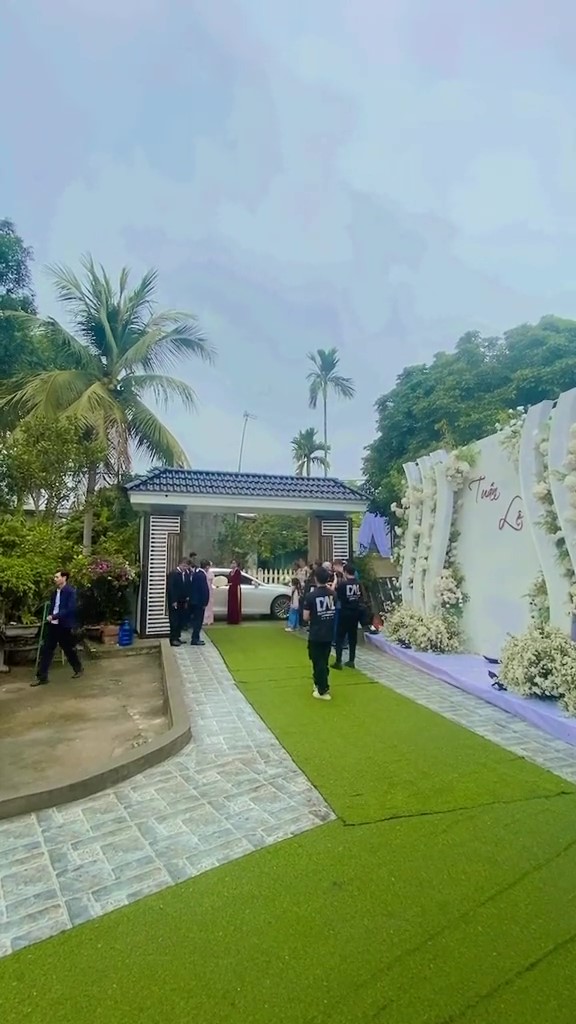 Đám cưới Nhật Lê ở Thanh Hoá: Cô dâu treo vàng trĩu cổ, khoảnh khắc mẹ chồng rước dâu vào nhà hé lộ cơ ngơi đàng trai - Ảnh 2.