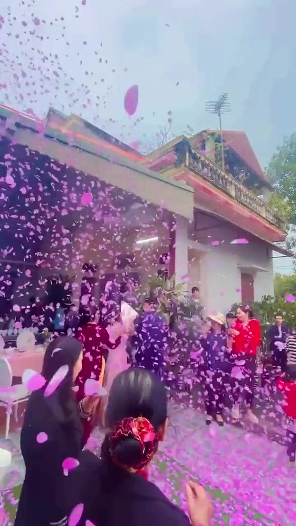 Đám cưới Nhật Lê ở Thanh Hoá: Cô dâu treo vàng trĩu cổ, khoảnh khắc mẹ chồng rước dâu vào nhà hé lộ cơ ngơi đàng trai - Ảnh 3.