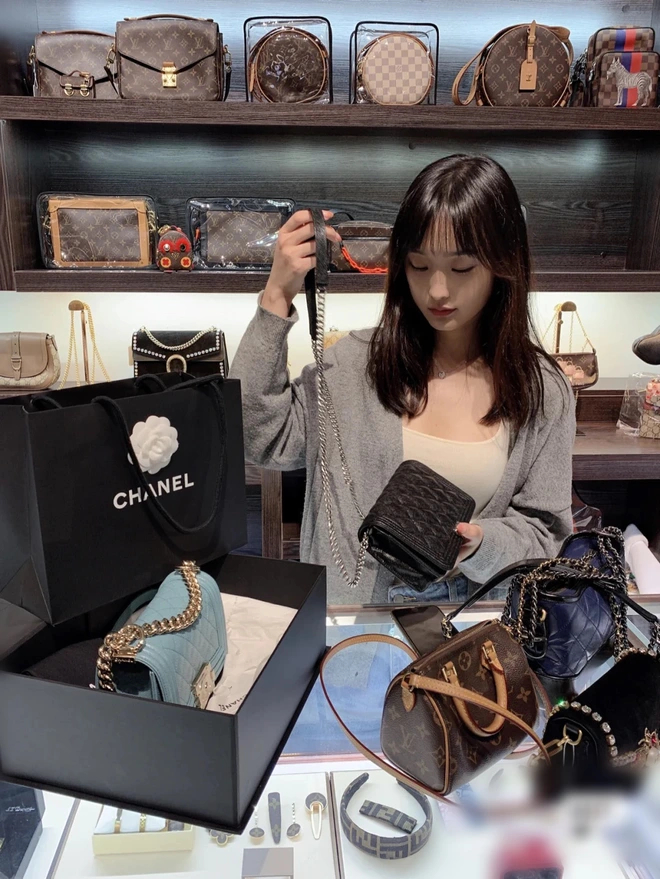 “Những con nợ mặc Chanel”: Thanh niên đốt tiền cho đồ hiệu vì chưa bao giờ vay ngân hàng lại dễ đến thế - Ảnh 1.