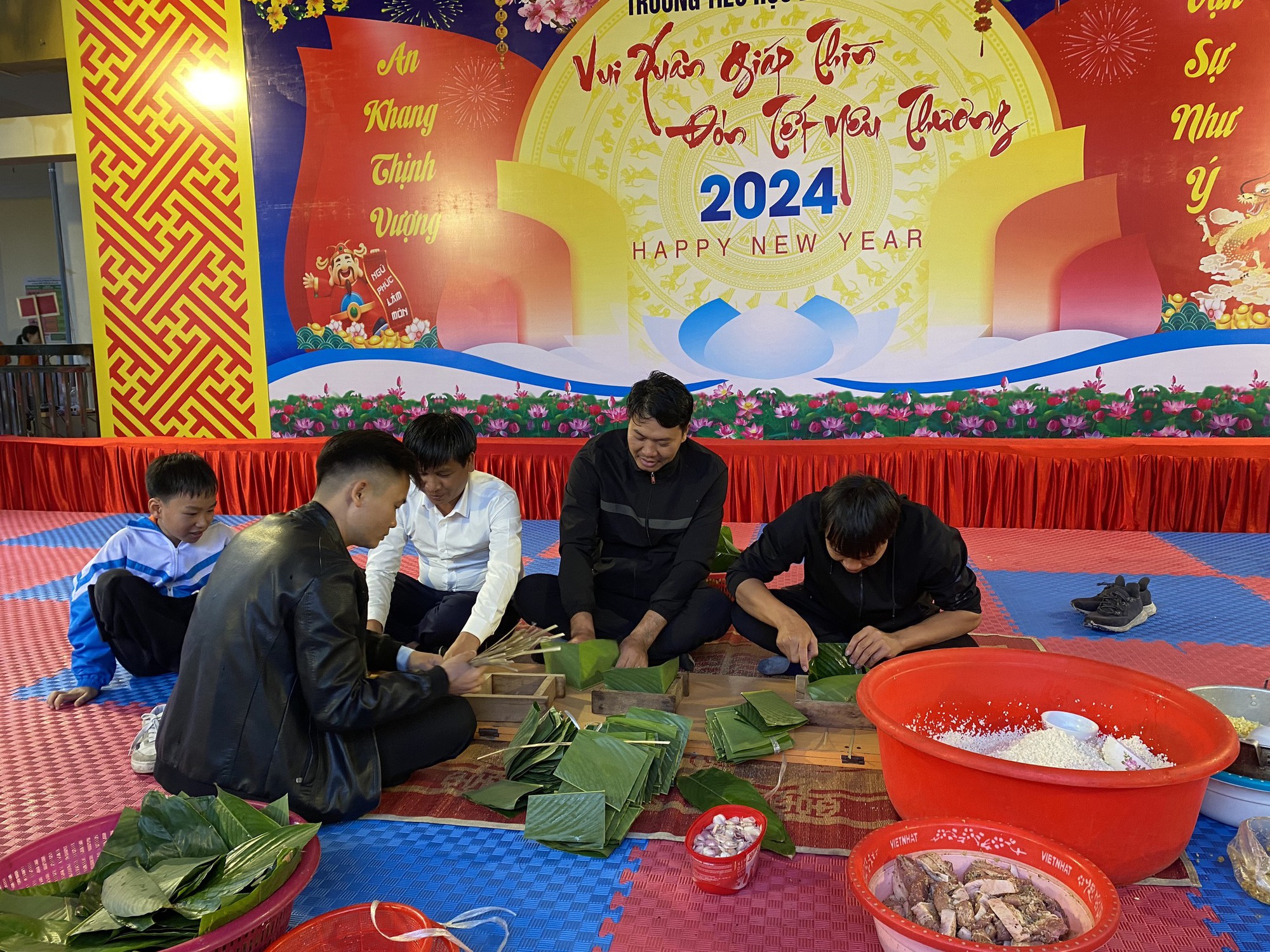 Những đồng bánh chưng cũng là một trong số phần quà tặng cho các em học sinh có hoàn cảnh