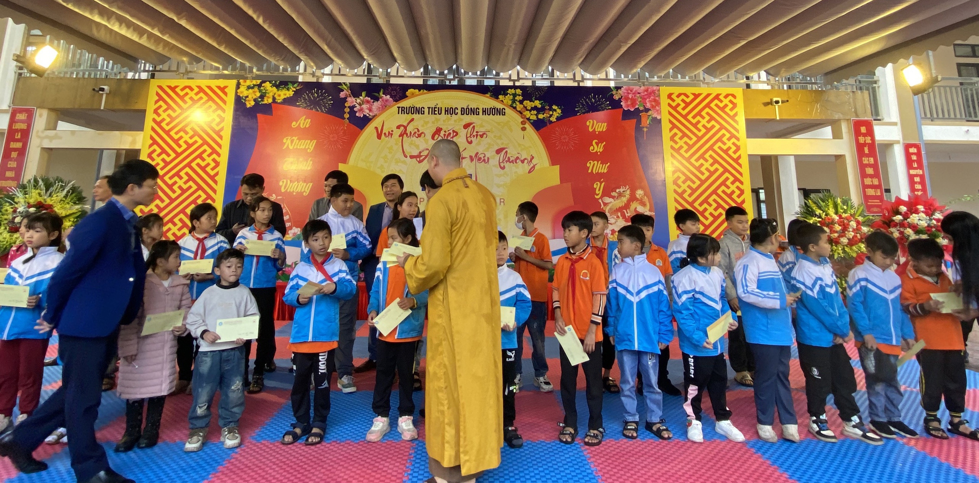 Thông qua chương trình này thầy chùa Đồng Đắc gửi tặng các em học sinh có thành tích vươn lên trong học tập