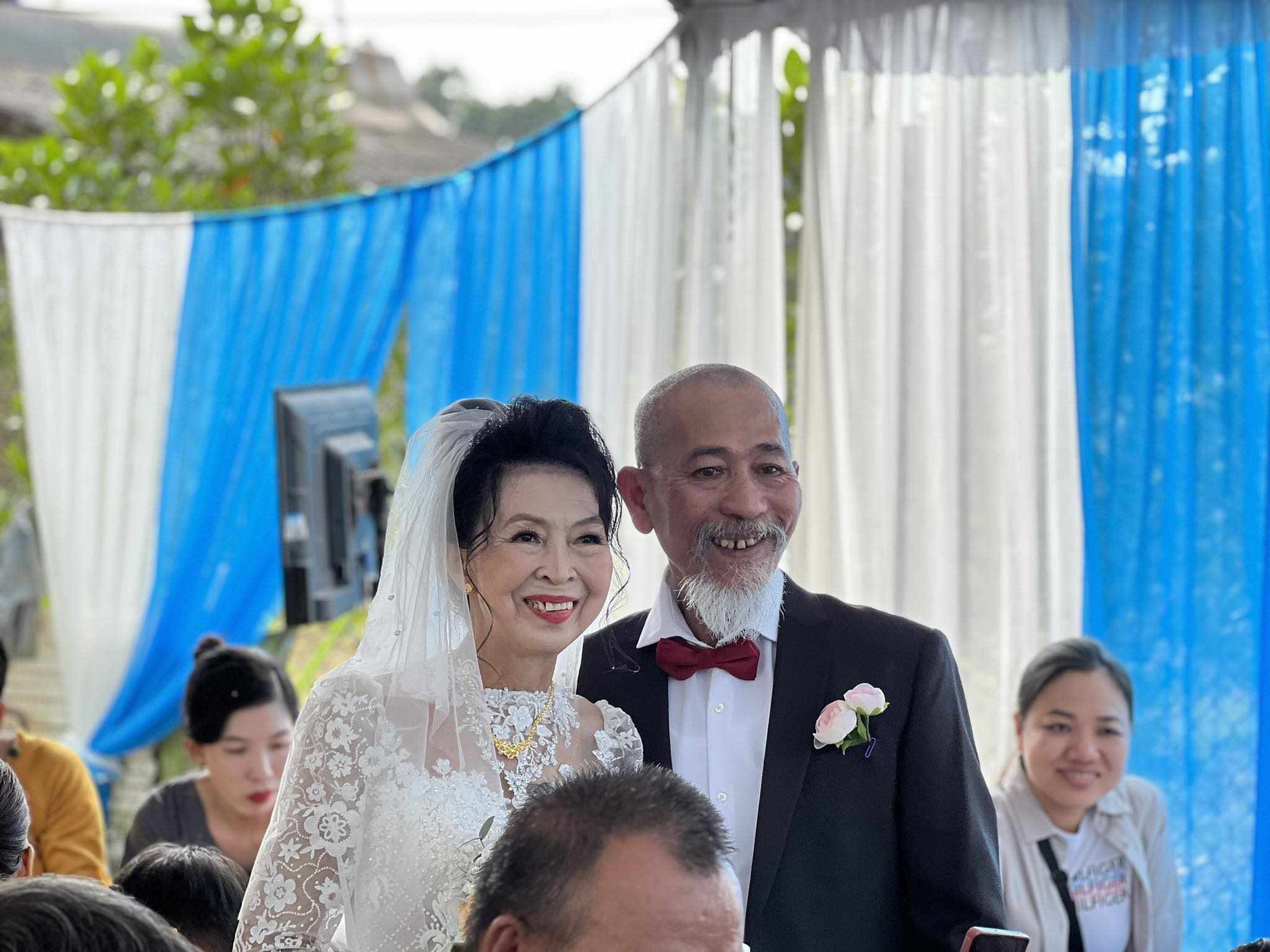 Gặp lại tình đầu sau 40 năm xa cách, chú rể U70 bay về Việt Nam làm đám cưới linh đình - Ảnh 5.