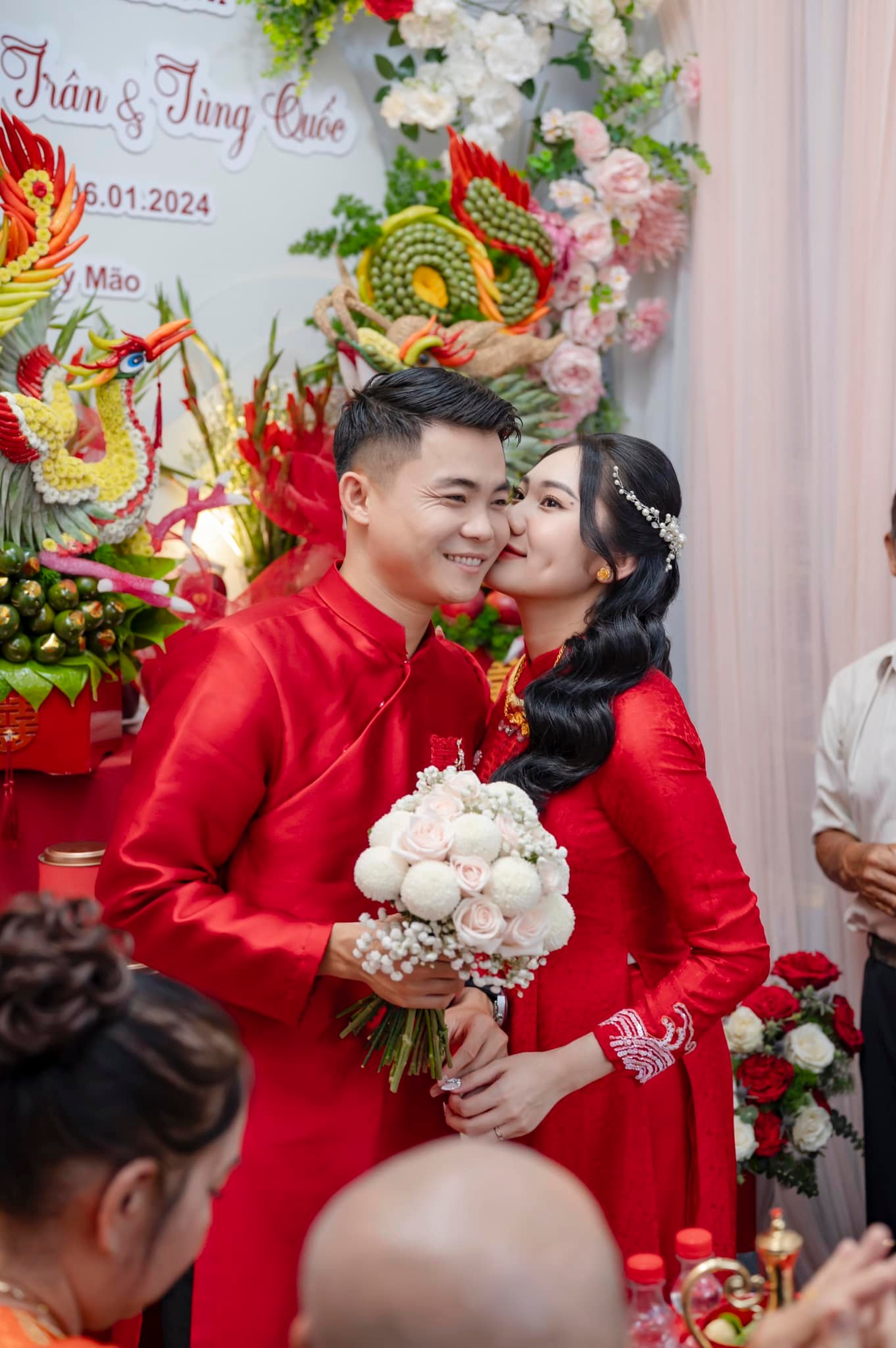 Hậu vệ đội tuyển Việt Nam tình tứ hôn vợ trong lễ ăn hỏi- Ảnh 3.