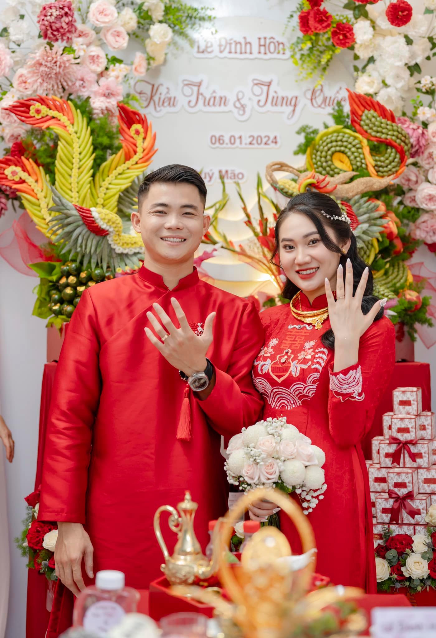 Hậu vệ đội tuyển Việt Nam tình tứ hôn vợ trong lễ ăn hỏi- Ảnh 1.
