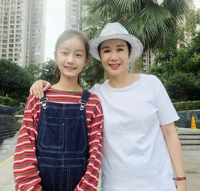 &quot;Con gái&quot; Triệu Vy giờ đã 16 tuổi, vẫn xinh đẹp hệt lúc nhỏ: Lộ 1 chi tiết cho thấy gia đình dạy rất khéo- Ảnh 3.