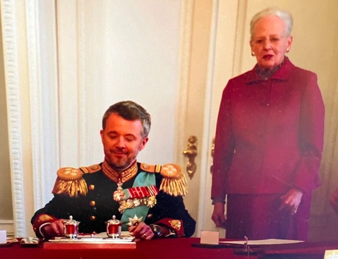 Nữ vương Đan Mạch &quot;rơi nước mắt&quot; chính thức thoái vị nhường ngôi cho con trai, khoảnh khắc xúc động những giờ cuối tại vị khiến dân chúng nhói lòng - Ảnh 1.