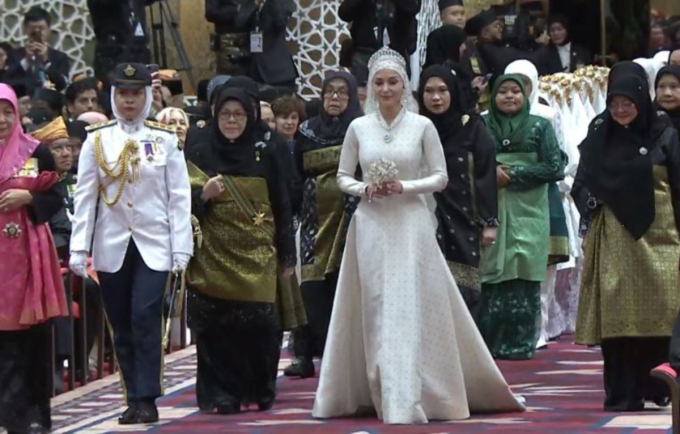 Cô dâu của hoàng tử &quot;hot&quot; nhất châu Á lại gây sốt trong dáng vẻ yêu kiều, hôn lễ xa hoa tổ chức trong cung điện dát vàng 1.800 phòng - Ảnh 6.