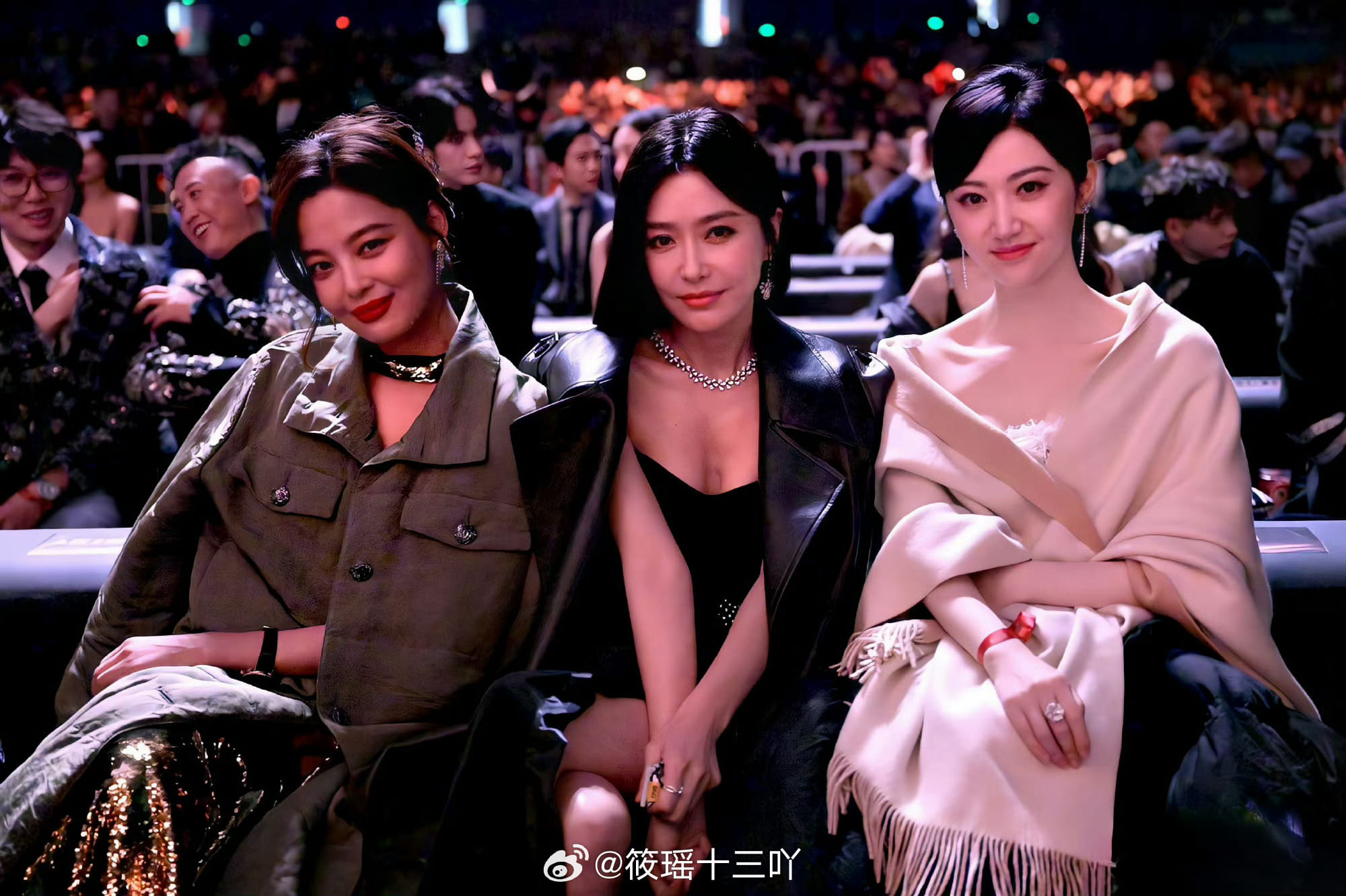 Dàn mỹ nữ tại Đêm hội Weibo quàng khăn, mặc áo rét kín mít vẫn sang &quot;tràn màn hình&quot;- Ảnh 1.