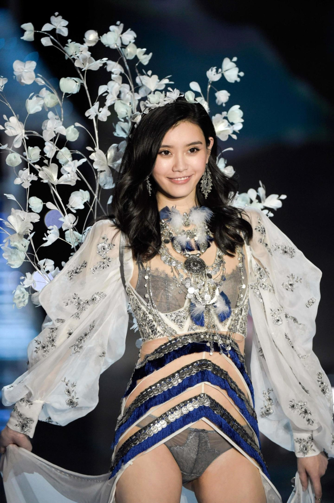 Thiên thần Victoria’s Secret vào gia tộc vua sòng bạc Macau: Tủi nhục vượt ải tuyển vợ, 5 năm chạy chỉ tiêu sinh con vẫn chưa chính thức làm dâu - Ảnh 2. Thiên thần Victoria’s Secret vào gia tộc vua sòng bạc Macau: Tủi nhục vượt ải tuyển vợ, 5 năm chạy chỉ tiêu sinh con vẫn chưa chính thức làm dâu - Ảnh 2.
