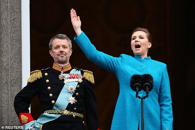 Khoảnh khắc xúc động trào dâng đi vào lịch sử: Nhà Vua và Vương hậu Đan Mạch có cử chỉ ngọt ngào trên ban công cung điện trước triệu người - Ảnh 2.