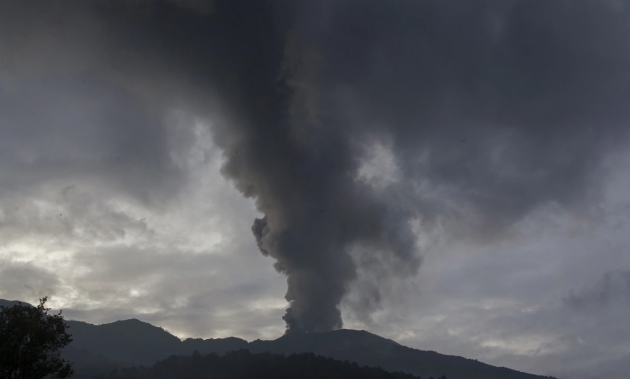 Núi lửa Marapi phun trào trở lại, Indonesia sơ tán dân - Ảnh 1.