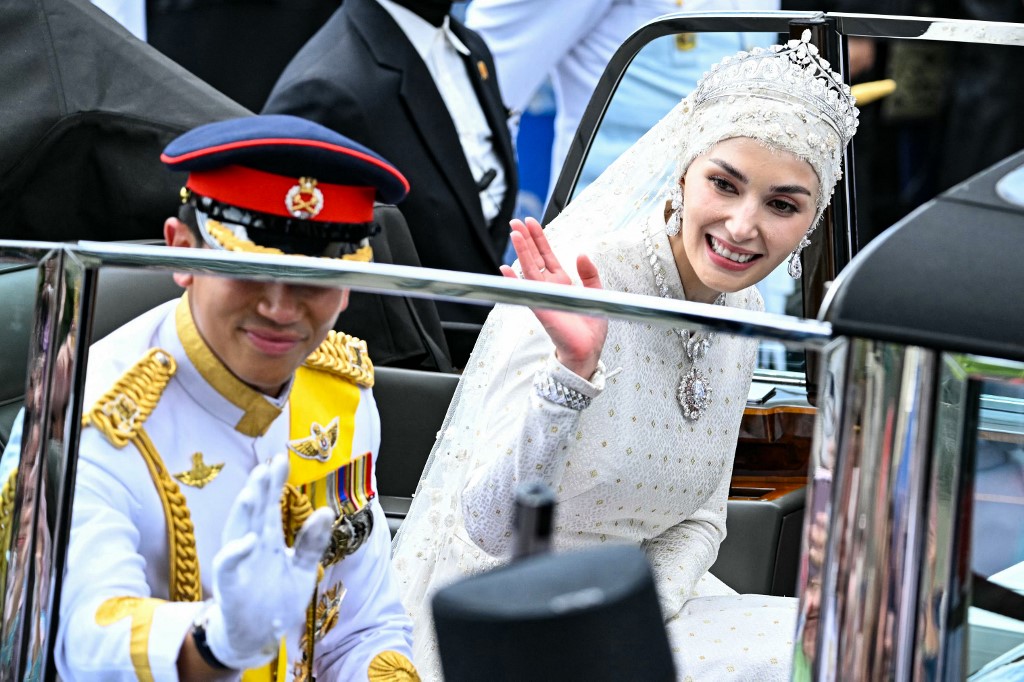 Loạt ảnh đám cưới Hoàng tử Brunei: Cặp đôi hoàng gia trao ánh mắt ngọt ngào trước sự chứng kiến của hàng nghìn người dân- Ảnh 10.
