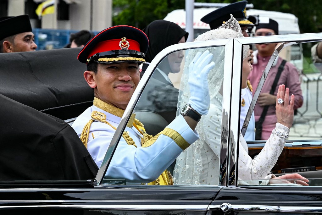 Loạt ảnh đám cưới Hoàng tử Brunei: Cặp đôi hoàng gia trao ánh mắt ngọt ngào trước sự chứng kiến của hàng nghìn người dân- Ảnh 9.