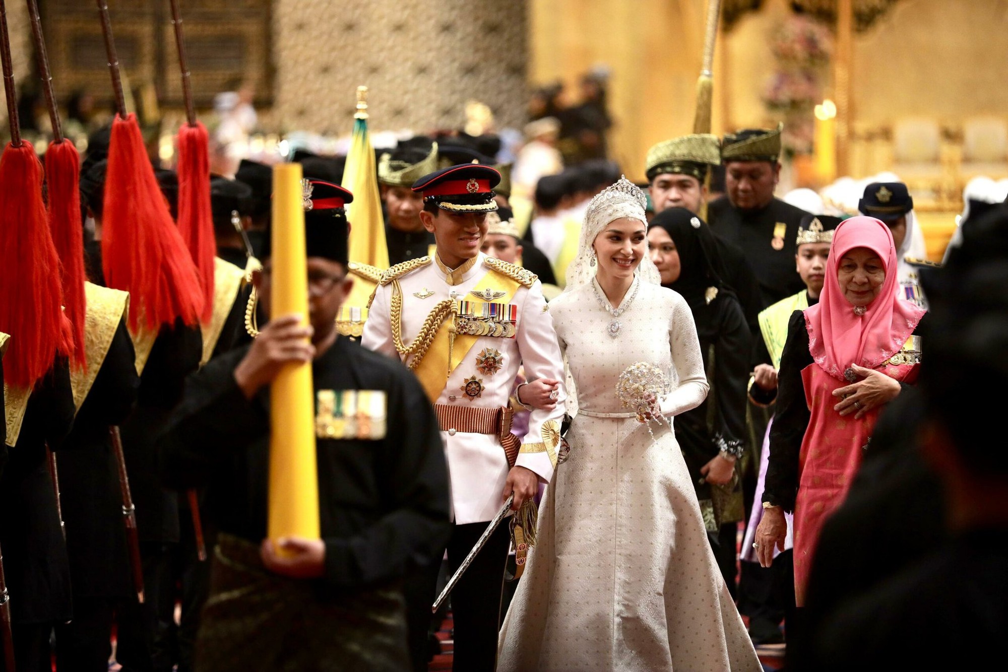 Loạt ảnh đám cưới Hoàng tử Brunei: Cặp đôi hoàng gia trao ánh mắt ngọt ngào trước sự chứng kiến của hàng nghìn người dân- Ảnh 7.