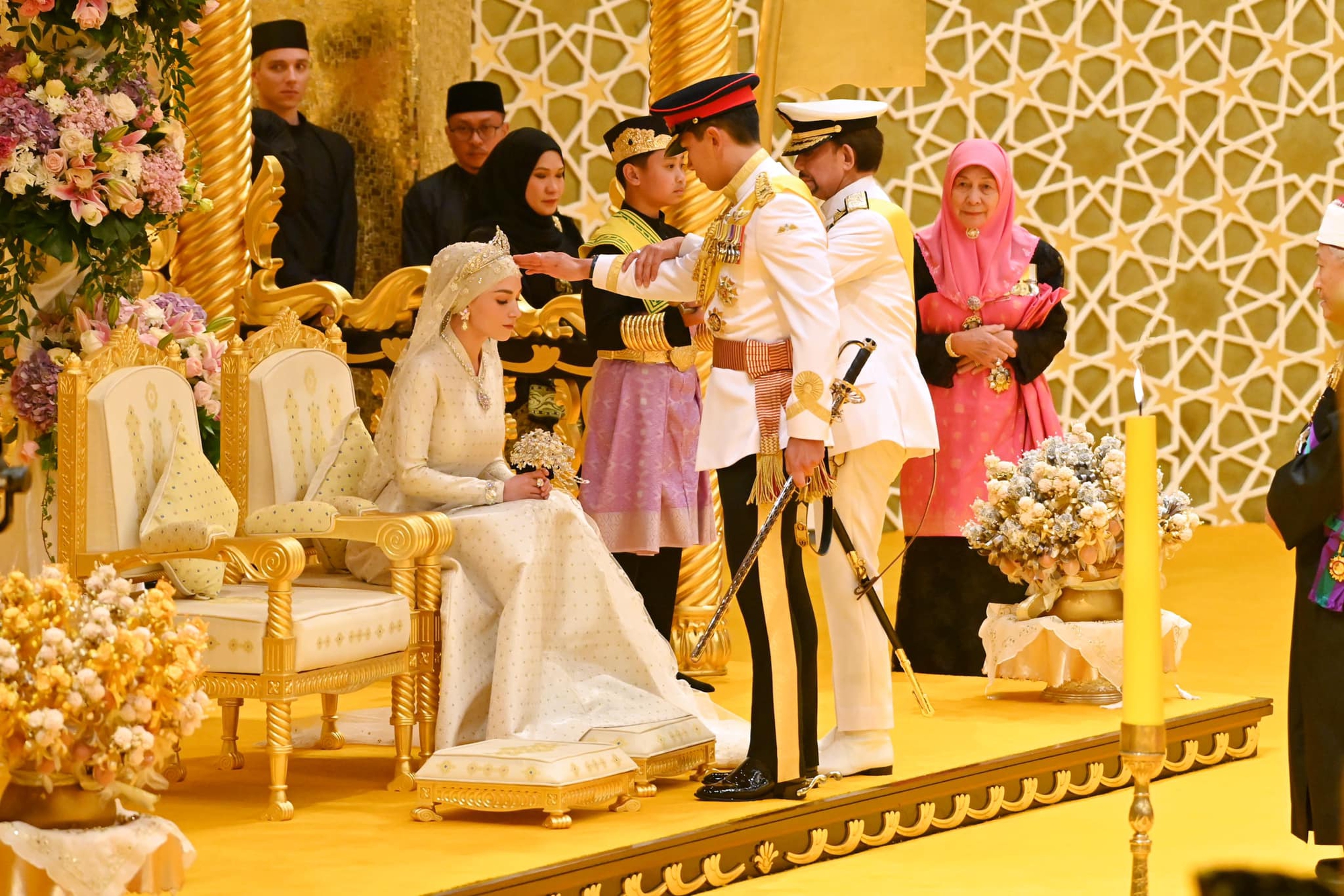 Loạt ảnh đám cưới Hoàng tử Brunei: Cặp đôi hoàng gia trao ánh mắt ngọt ngào trước sự chứng kiến của hàng nghìn người dân- Ảnh 2.