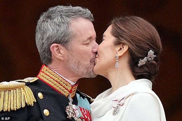 Khoảnh khắc xúc động trào dâng đi vào lịch sử: Nhà Vua và Vương hậu Đan Mạch có cử chỉ ngọt ngào trên ban công cung điện trước triệu người - Ảnh 7.