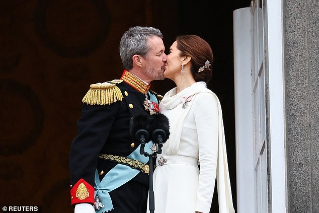 Khoảnh khắc xúc động trào dâng đi vào lịch sử: Nhà Vua và Vương hậu Đan Mạch có cử chỉ ngọt ngào trên ban công cung điện trước triệu người - Ảnh 8.