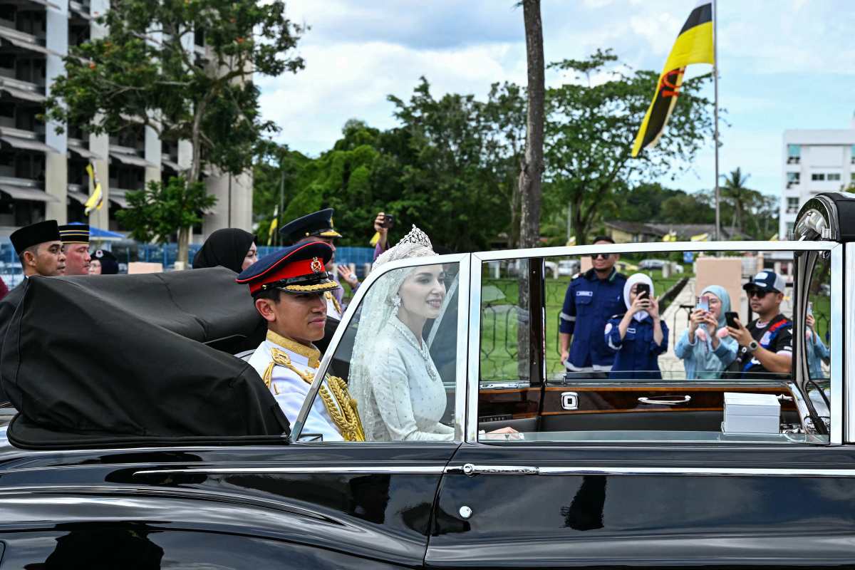 Loạt ảnh đám cưới Hoàng tử Brunei: Cặp đôi hoàng gia trao ánh mắt ngọt ngào trước sự chứng kiến của hàng nghìn người dân- Ảnh 11.