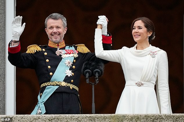 Khoảnh khắc xúc động trào dâng đi vào lịch sử: Nhà Vua và Vương hậu Đan Mạch có cử chỉ ngọt ngào trên ban công cung điện trước triệu người - Ảnh 10.