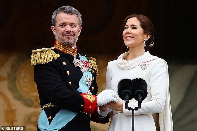 Khoảnh khắc xúc động trào dâng đi vào lịch sử: Nhà Vua và Vương hậu Đan Mạch có cử chỉ ngọt ngào trên ban công cung điện trước triệu người - Ảnh 11.