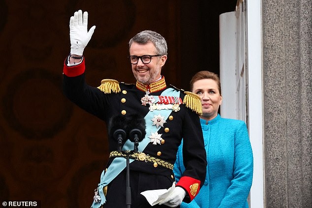 Khoảnh khắc xúc động trào dâng đi vào lịch sử: Nhà Vua và Vương hậu Đan Mạch có cử chỉ ngọt ngào trên ban công cung điện trước triệu người - Ảnh 3.