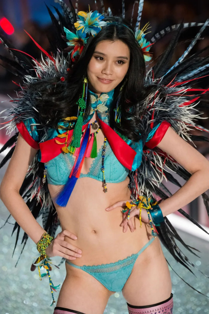 Thiên thần Victoria’s Secret vào gia tộc vua sòng bạc Macau: Tủi nhục vượt ải tuyển vợ, 5 năm chạy chỉ tiêu sinh con vẫn chưa chính thức làm dâu - Ảnh 1. Thiên thần Victoria’s Secret vào gia tộc vua sòng bạc Macau: Tủi nhục vượt ải tuyển vợ, 5 năm chạy chỉ tiêu sinh con vẫn chưa chính thức làm dâu - Ảnh 1.