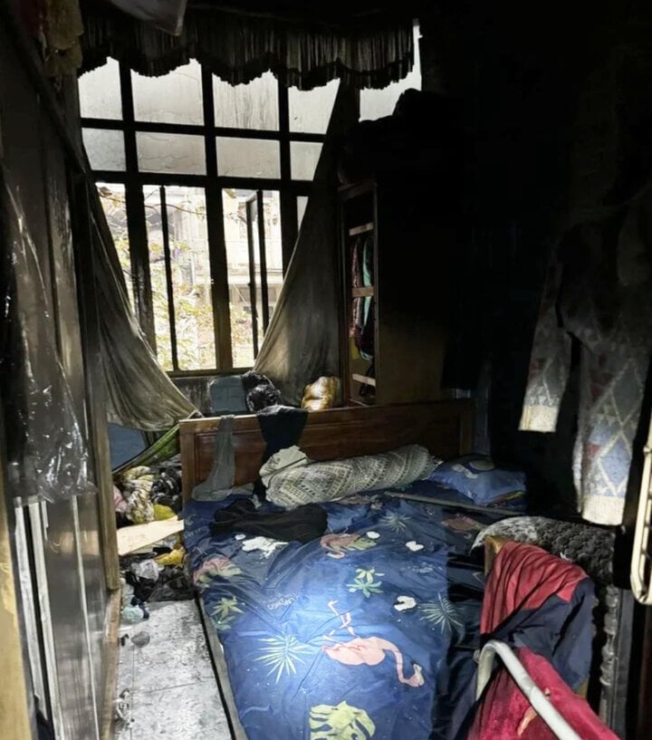 Cháy nhà 4 người chết ở Hà Nội: Nạn nhân duy nhất sống sót nhờ trèo qua ban công - Ảnh 2.
