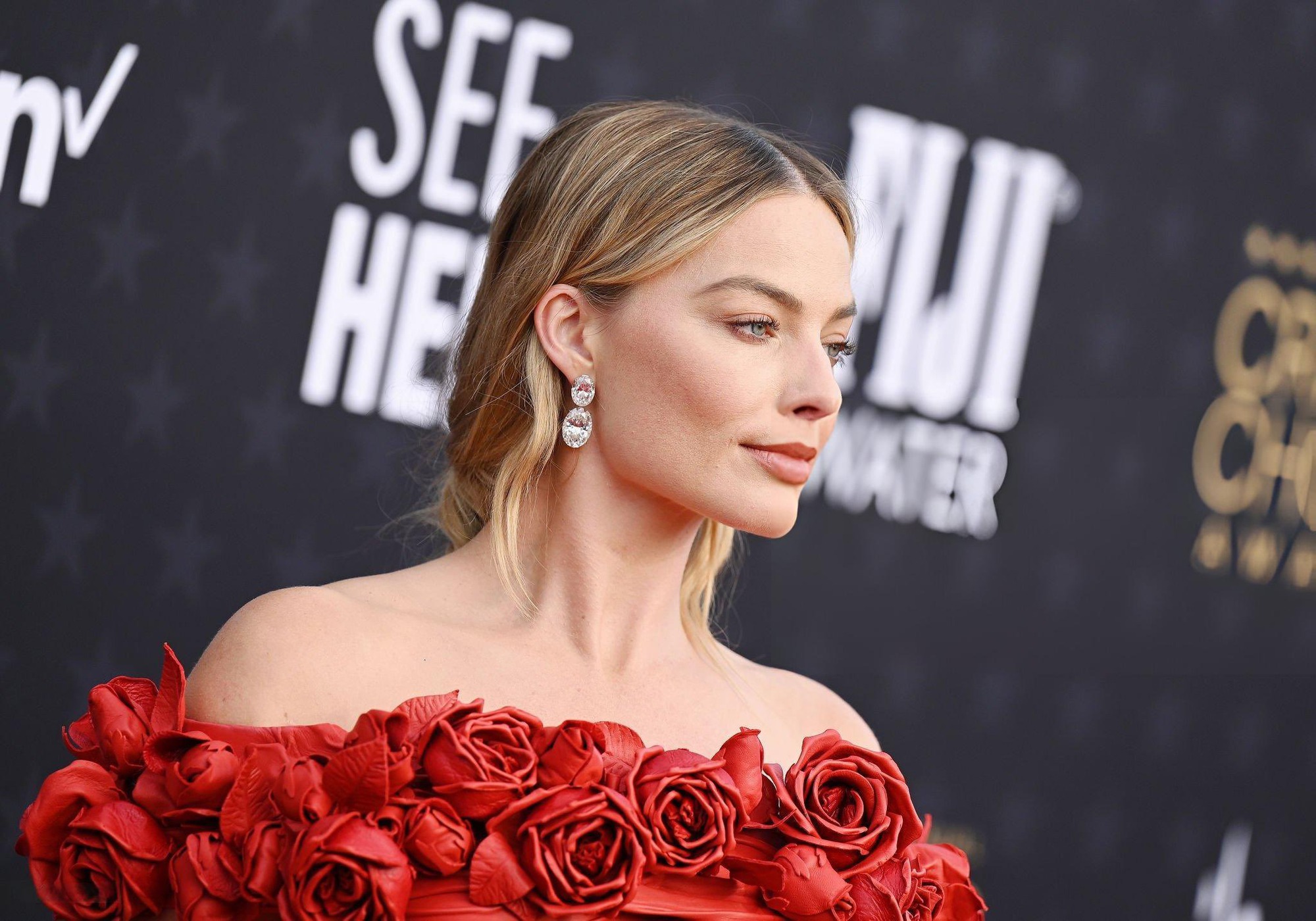 Thảm đỏ Critics Choice Awards: Margot Robbie rực rỡ đọ sắc cặp mẹ con “hack tuổi”, tài tử Iron Man dẫn đầu dàn sao Marvel- Ảnh 3. Thảm đỏ Critics Choice Awards: Margot Robbie rực rỡ đọ sắc cặp mẹ con “hack tuổi”, tài tử Iron Man dẫn đầu dàn sao Marvel- Ảnh 3.
