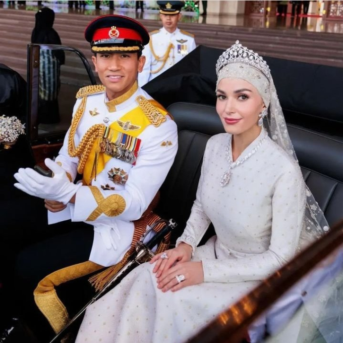 Hoàng tử Brunei đăng tải ảnh bức ảnh đặc biệt bên cạnh vợ, dân tình lập tức trầm trồ: &quot;Hơn cả cổ tích&quot; - Ảnh 1.