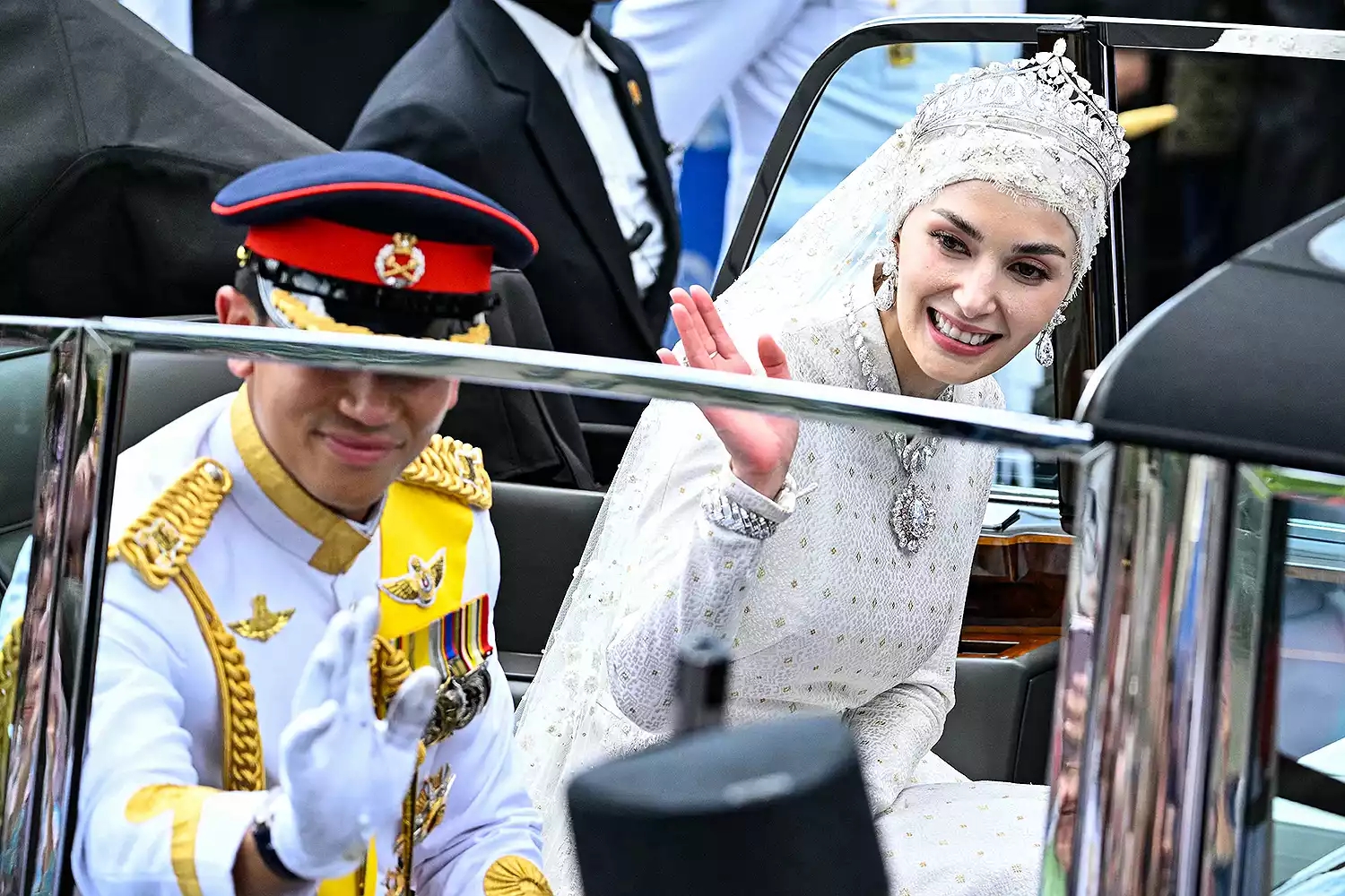 Đám cưới Hoàng tử Brunei: Cặp đôi đẹp như bước ra từ cổ tích - Ảnh 10.