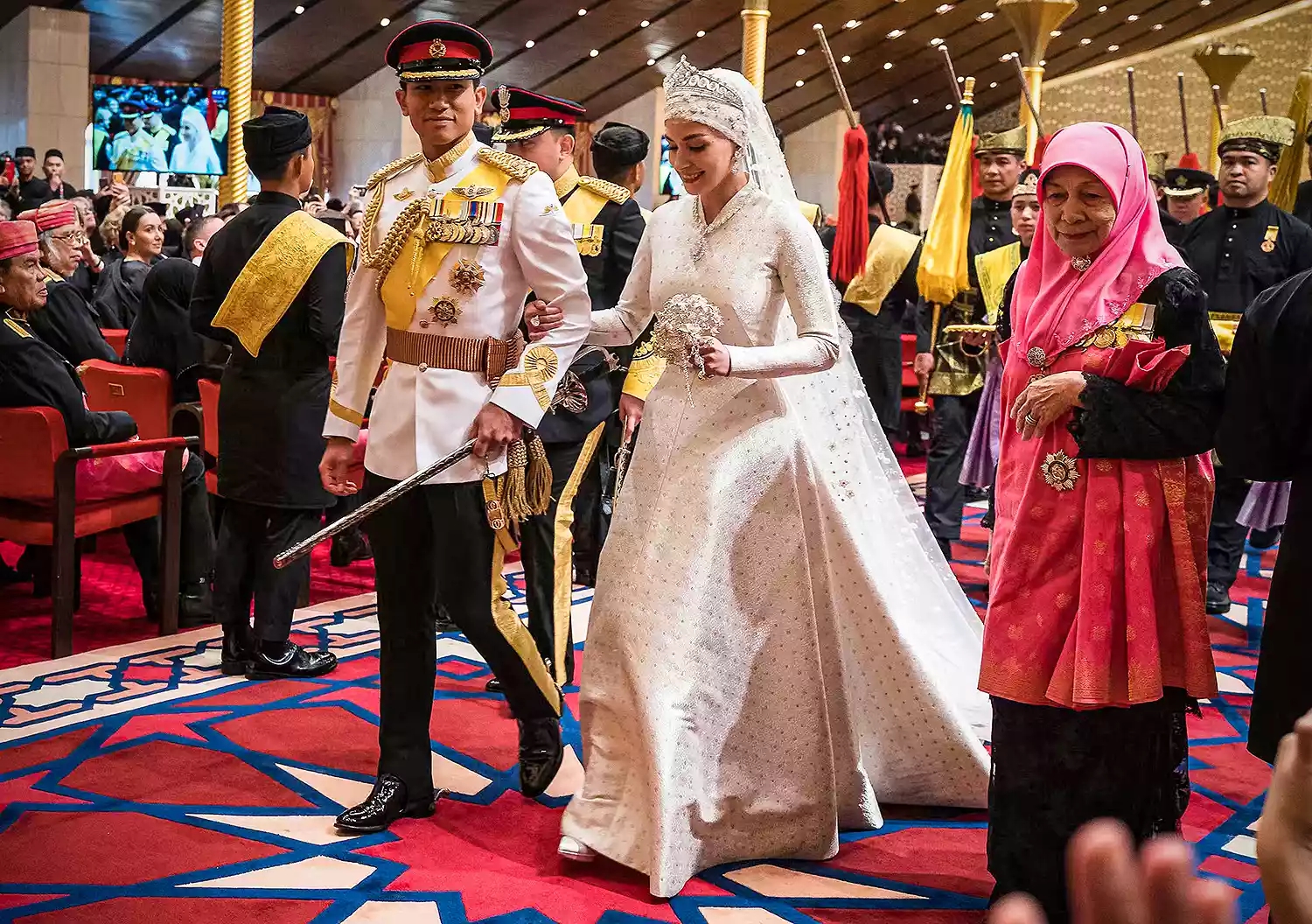 Đám cưới Hoàng tử Brunei: Cặp đôi đẹp như bước ra từ cổ tích - Ảnh 1.