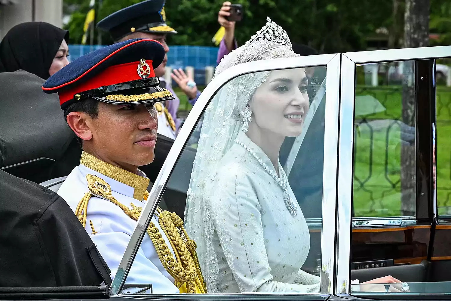 Đám cưới Hoàng tử Brunei: Cặp đôi đẹp như bước ra từ cổ tích - Ảnh 9.