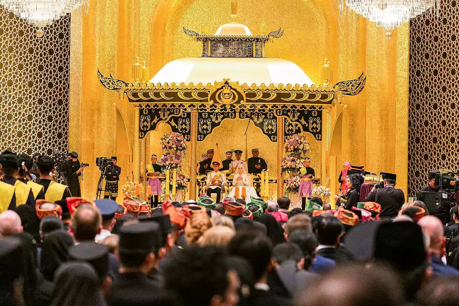 Đám cưới Hoàng tử Brunei: Cặp đôi đẹp như bước ra từ cổ tích - Ảnh 2. Đám cưới Hoàng tử Brunei: Cặp đôi đẹp như bước ra từ cổ tích - Ảnh 2.
