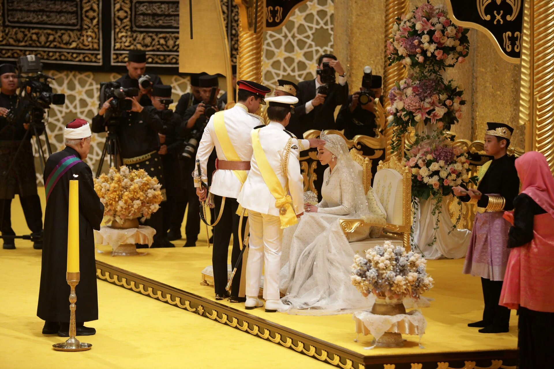 Đám cưới Hoàng tử Brunei: Cặp đôi đẹp như bước ra từ cổ tích - Ảnh 3.
