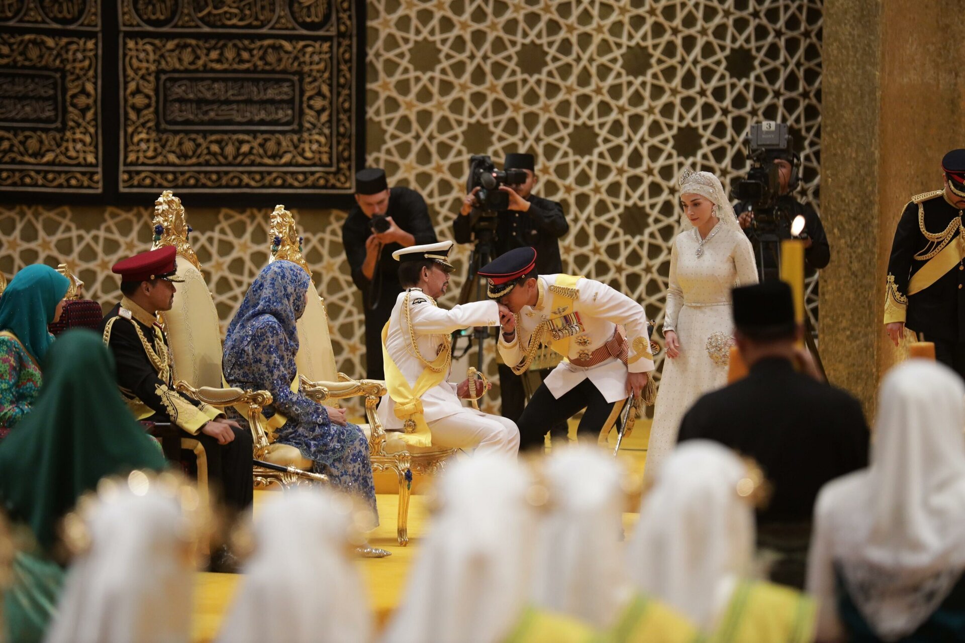 Đám cưới Hoàng tử Brunei: Cặp đôi đẹp như bước ra từ cổ tích - Ảnh 5.