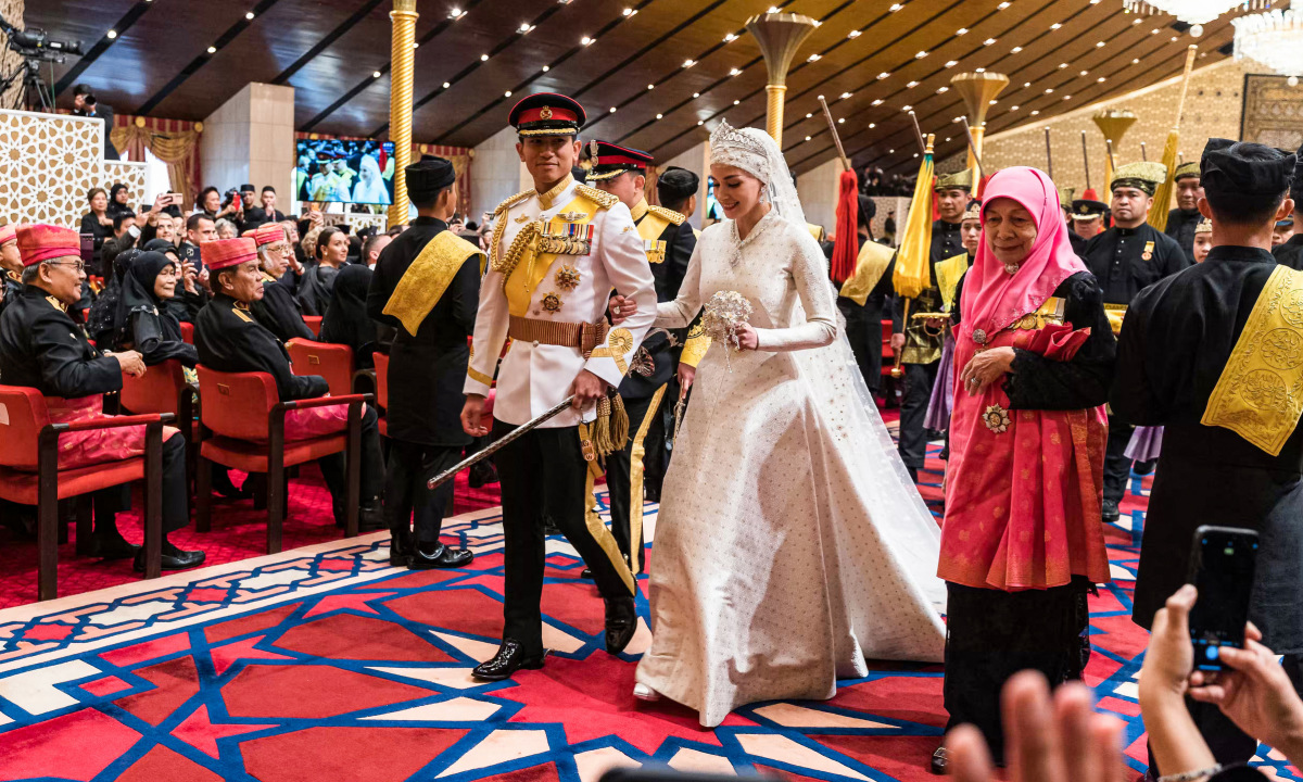 Loạt ảnh đám cưới Hoàng tử Brunei: Cặp đôi hoàng gia trao ánh mắt ngọt ngào trước sự chứng kiến của hàng nghìn người dân- Ảnh 8.
