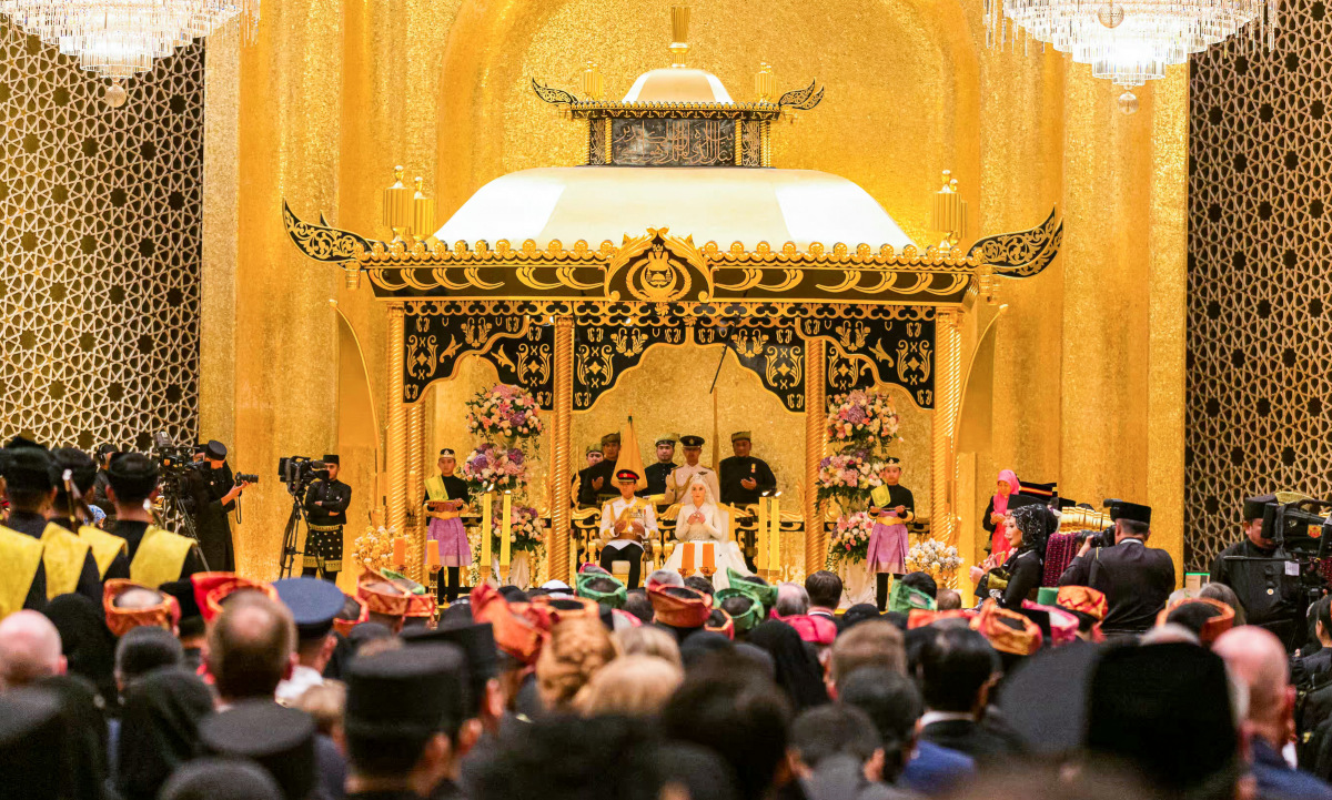 Loạt ảnh đám cưới Hoàng tử Brunei: Cặp đôi hoàng gia trao ánh mắt ngọt ngào trước sự chứng kiến của hàng nghìn người dân- Ảnh 4.
