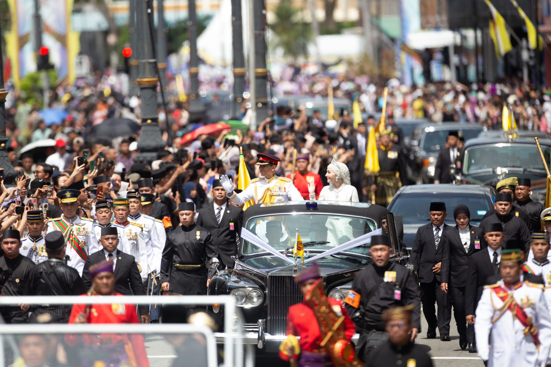 Loạt ảnh đám cưới Hoàng tử Brunei: Cặp đôi hoàng gia trao ánh mắt ngọt ngào trước sự chứng kiến của hàng nghìn người dân- Ảnh 12.